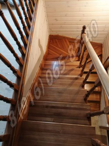 Окосячка дома и его конопатка не деформируют лестницу